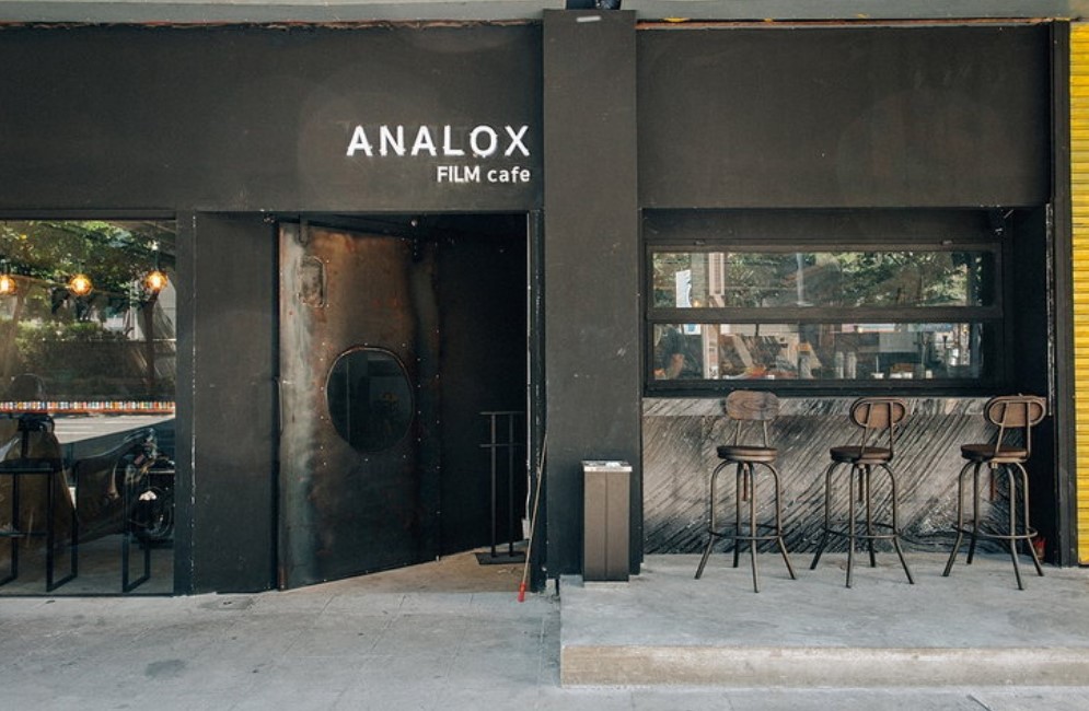 “ANALOX Cafe” คาเฟ่ที่มีดีไซน์เท่ห์