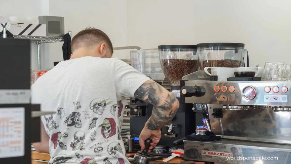 หลังจากย้ายไปยังสถานที่ใหม่ Foyer Espresso ในเอเธนส์ก็ตอกย้ำการอ้างว่าเป็นร้านกาแฟเครื่องคั่วหลายชั้นชั้นนำในเมืองหลวงของกรีก