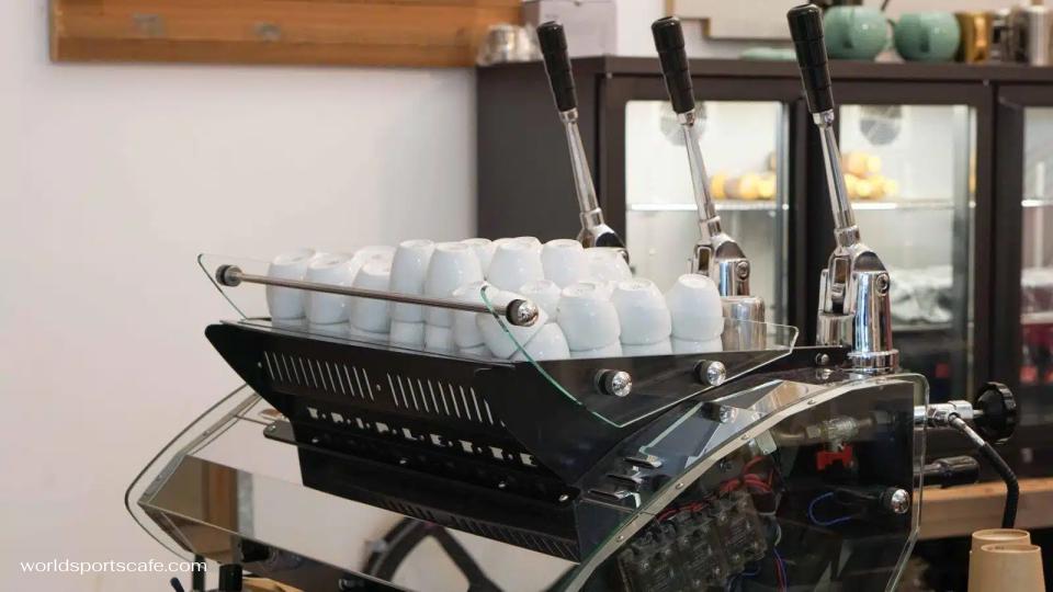 Fixed Gear Coffee สวรรค์สำหรับกาแฟชนิดพิเศษและผู้ที่รักการปั่นจักรยานในมาสทริชต์พร้อมเสิร์ฟกาแฟชงมืออันโดดเด่นและเอสเปรสโซรสผลไม้ชั้นเลิศ