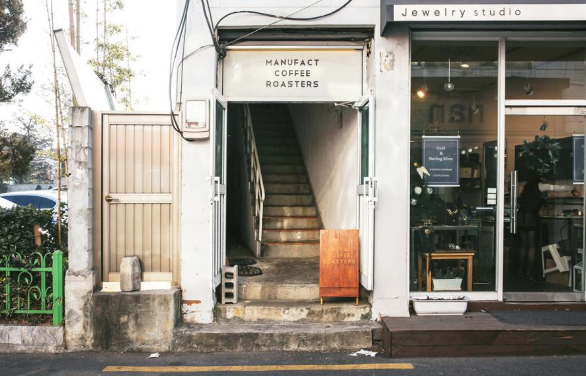 Manufact Coffee Roasters Seoul คาเฟ่โรงคั่วกาแฟระดับพรีเมียมในโซล เมล็ดกาแฟคุณภาพสูง คั่วสดทุกวัน รสชาติเข้มละมุน พร้อมบรรยากาศเท่สไตล์มินิมอลสำหรับสายคาเฟ่ฮอปปิง