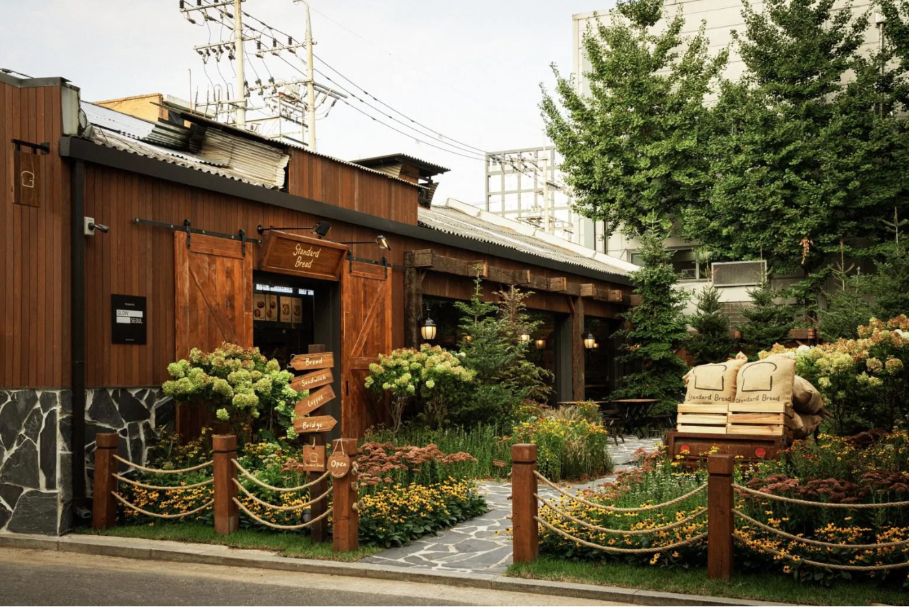 Standard Bread คาเฟ่เกาหลีสุดมินิมอลในโซล โดดเด่นด้วยขนมปังอบสด ครัวซองต์เนยหอม และบรรยากาศอุ่นสบาย เหมาะเป็นคาเฟ่เช็กอินสำหรับสายเบเกอรี่และนักท่องเที่ยว