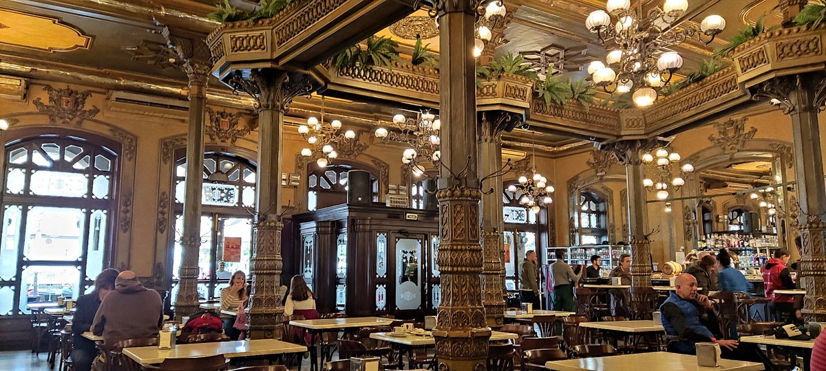 Café Iruña คาเฟ่ในตำนานที่ Ernest Hemingway เคยนั่งเขียนงาน